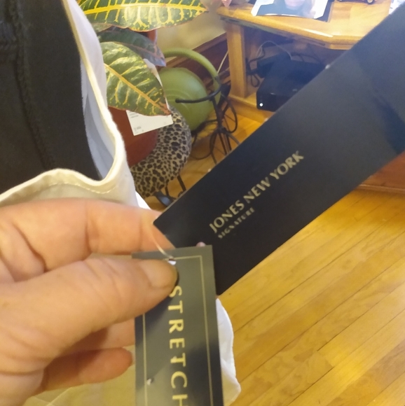 Jones New York White Sleeveless Top w/Buckle - Picture 3 of 4